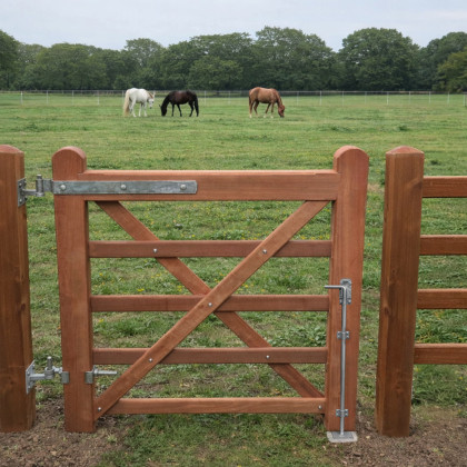 Kit de ferronnerie barrière pour poteaux carrés