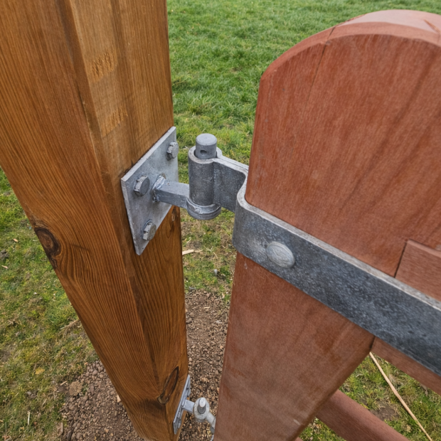 Gonds réglables pour barrière chevaux sur poteaux carrés