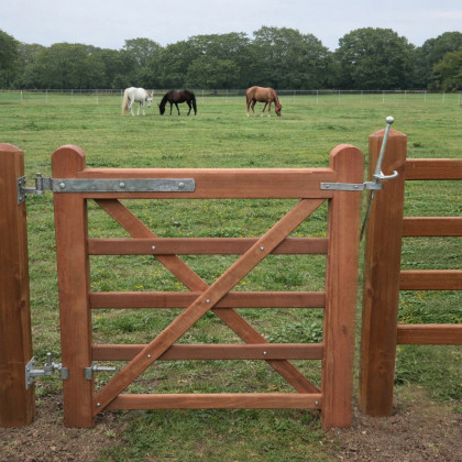 Loquet à ressort sécurisé pour barrière de prairie chevaux