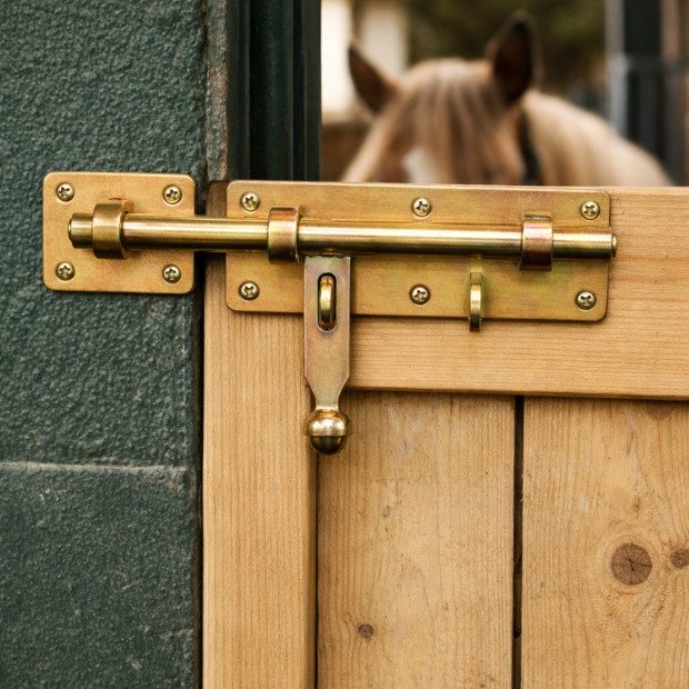 Verrou coulissant pour barrière chevaux