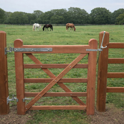 Loquet à ressort sécurisé pour barrière de prairie chevaux