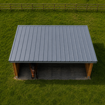 Dortoirs en bois pour chevaux avec toit gris