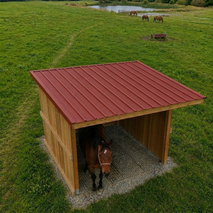 Abri en bois pour chevaux avec toit rouge